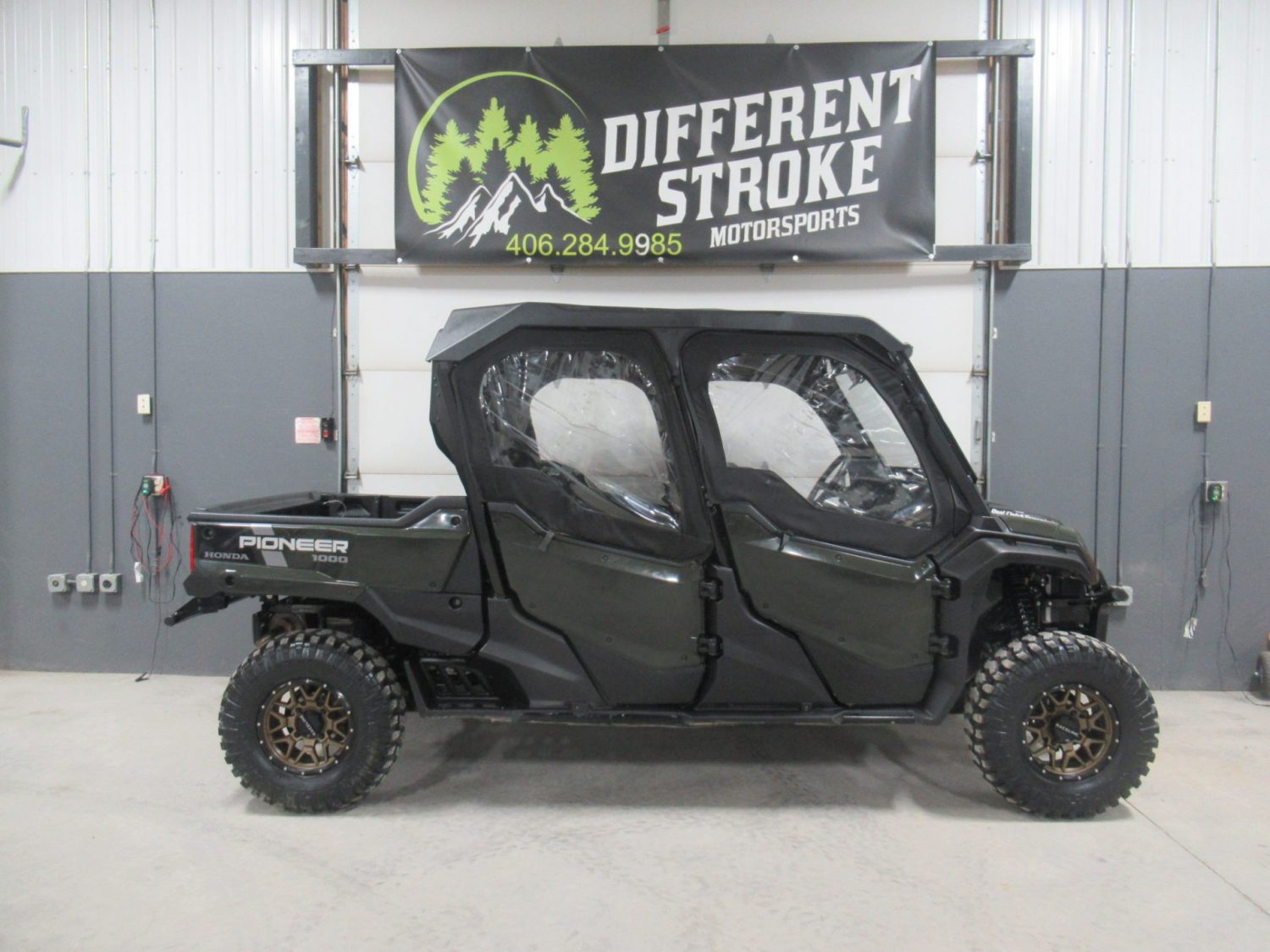 2024 Honda Pioneer 1000-6 Deluxe Crew *$457/Month OAC $0 Down* *Cab & Heater*